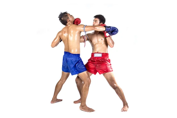 Dois boxers tailandeses exercendo arte marcial tradicional — Fotografia de Stock