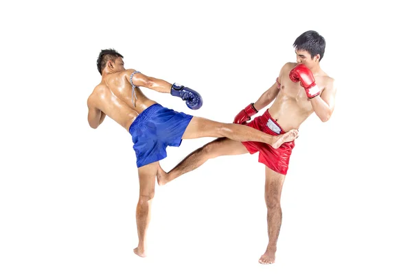 Zwei thailändische Boxer, die traditionelle Kampfkunst praktizieren — Stockfoto