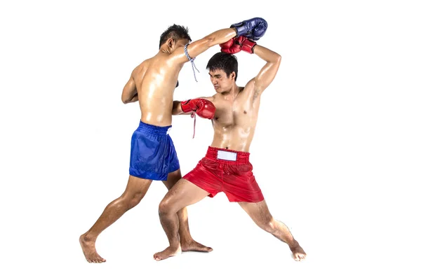 Dois boxers tailandeses exercendo arte marcial tradicional — Fotografia de Stock