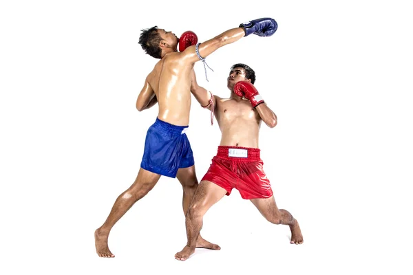 Dois boxers tailandeses exercendo arte marcial tradicional — Fotografia de Stock