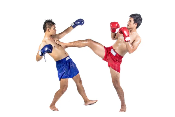 Dois boxers tailandeses exercendo arte marcial tradicional — Fotografia de Stock
