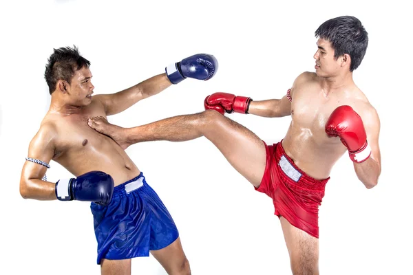 Dwóch bokserów tajski wykonując tradycyjnej sztuki walki — Zdjęcie stockowe