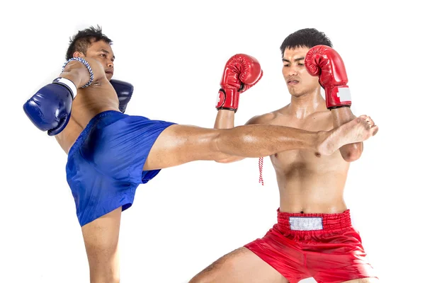 两名泰国拳击手行使传统武术 — 图库照片
