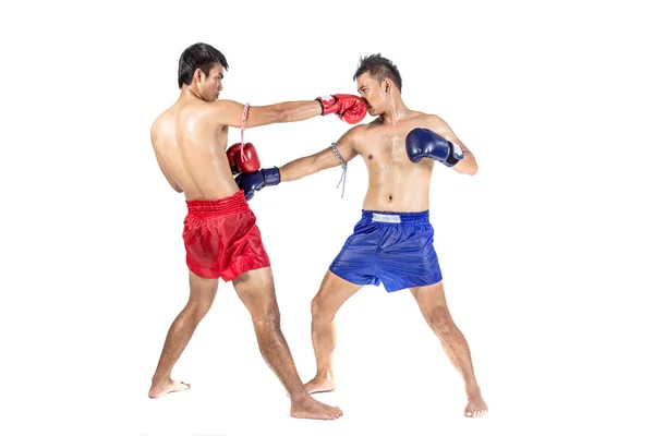 Zwei thailändische Boxer, die traditionelle Kampfkunst praktizieren — Stockfoto