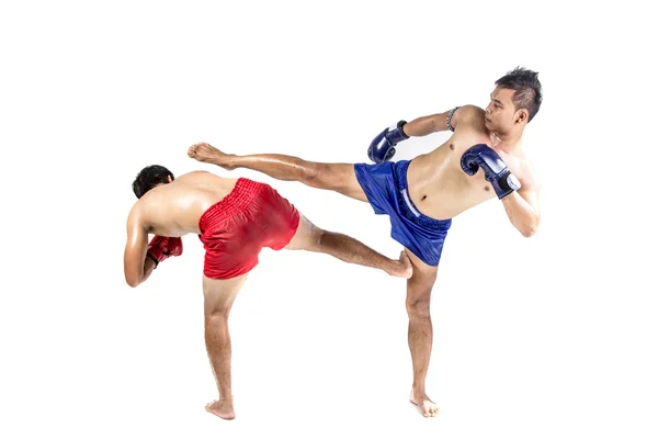 Zwei thailändische Boxer, die traditionelle Kampfkunst praktizieren — Stockfoto