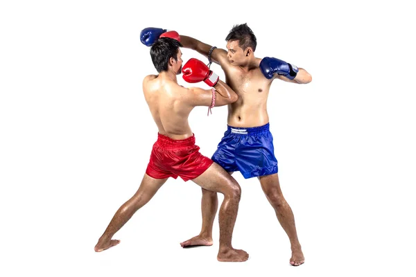 Dos boxeadores tailandeses ejerciendo el arte marcial tradicional —  Fotos de Stock