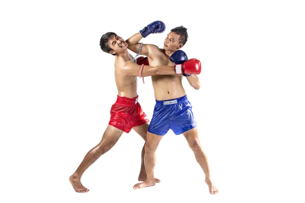 Dos boxeadores tailandeses ejerciendo el arte marcial tradicional —  Fotos de Stock