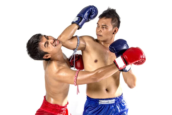 Dois boxers tailandeses exercendo arte marcial tradicional — Fotografia de Stock