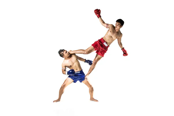 Dois boxers tailandeses exercendo arte marcial tradicional — Fotografia de Stock