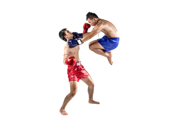 Dois boxers tailandeses exercendo arte marcial tradicional — Fotografia de Stock