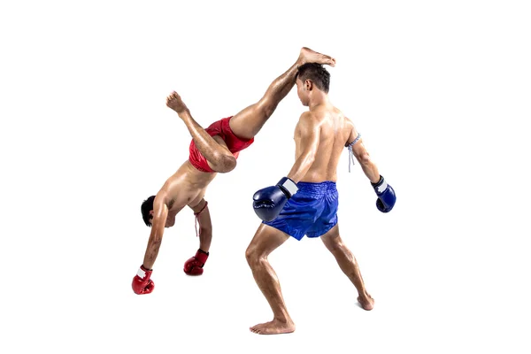 Zwei thailändische Boxer, die traditionelle Kampfkunst praktizieren — Stockfoto