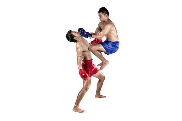 Zwei thailändische Boxer, die traditionelle Kampfkunst praktizieren — Stockfoto