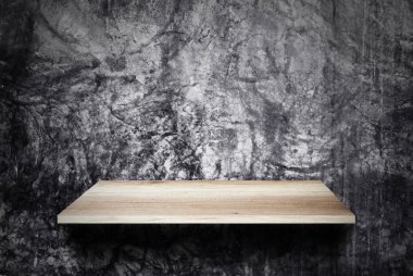 Çimento duvarda boş ahşap raf