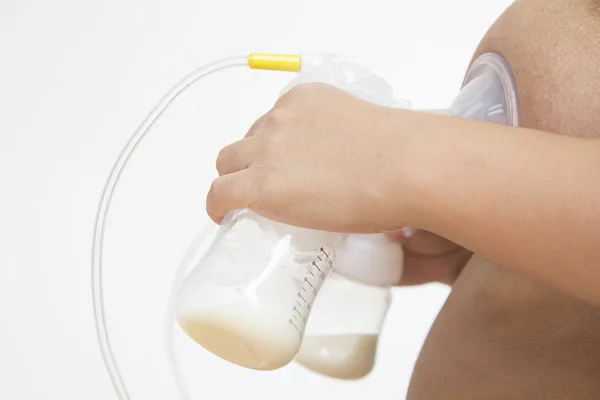 Young mother pumped breast milk from the breast. — Stock Photo, Image