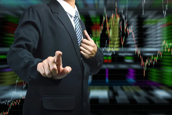 Homem de negócios empurrando em uma tela sensível ao toque mercado de ações gráfico fundo — Fotografia de Stock