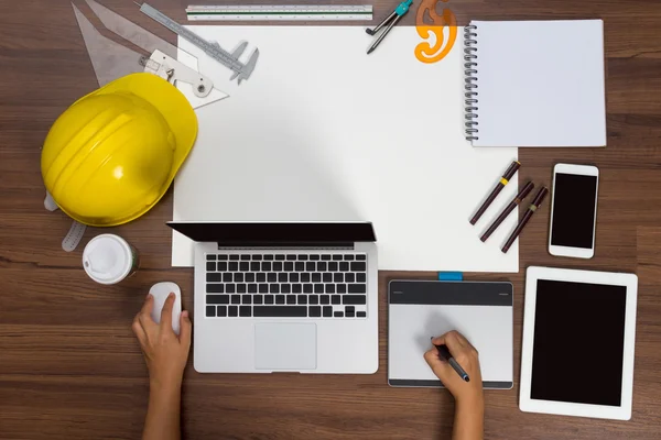 Büro Schreibtisch Hintergrund Hand mit Mausstift Bau-Projekt — Stockfoto