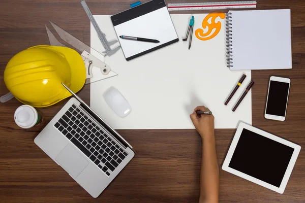 Büro Schreibtisch Hintergrund Hand mit Stift Schreiben Bau-Projekt — Stockfoto