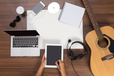 Ofis Resepsiyon arka plan el dokunmatik tablet Pc üzerinde yazılı