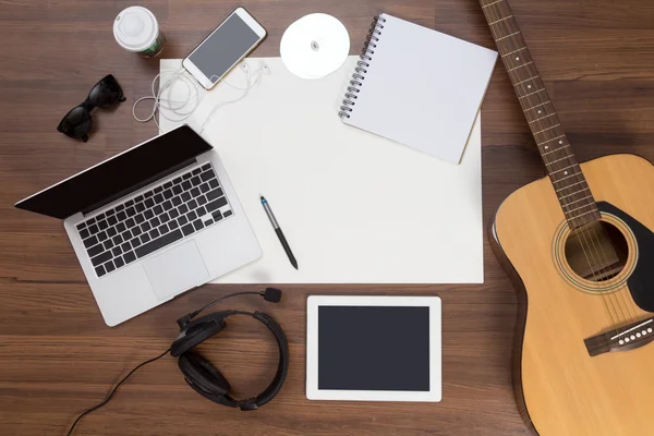 Escritorio de oficina fondo acústica guitarra y auriculares grabación —  Fotos de Stock