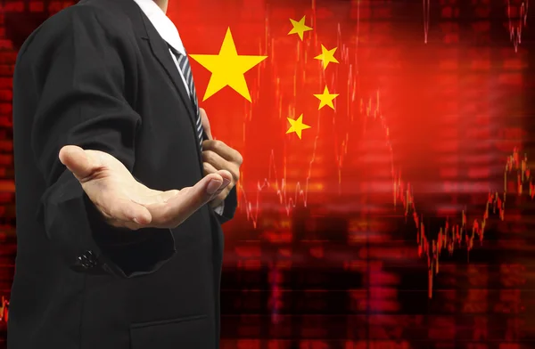 Çin bayrağı. Düşüş trendi hisse senedi verileri diyagramı iş adamı boş el ile — Stok fotoğraf