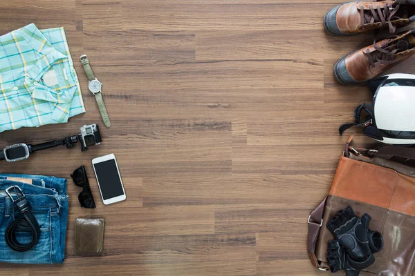 Ropa y accesorios hipster sobre un fondo de madera — Foto de Stock