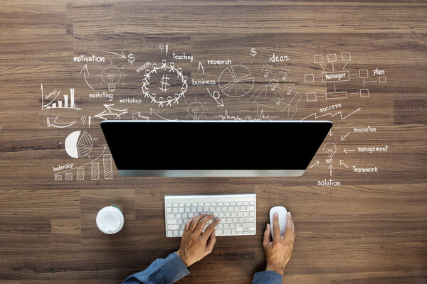 Креативное мышление, рисующее идеи плана стратегии успеха бизнеса
