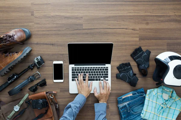 Freelancer precisa de mock up em mesa de madeira no interior da casa — Fotografia de Stock