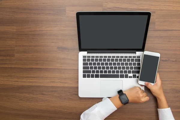 Main féminine avec smartwatch avec téléphone portable — Photo