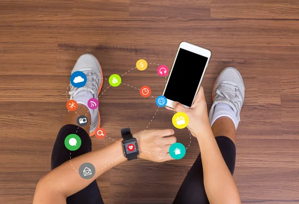 Fitness kobieta ręcznie z ikon aplikacji sobie Twojgo paska od zegarka — Zdjęcie stockowe