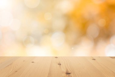 Boş ahşap masa üstünde sonbahar bokeh Bulanık defocus doğal yeşil bokeh arkaplan, estetik yaratıcı tasarım