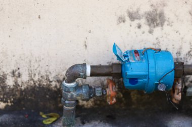 Beton arkaplan ile Mavi Su metreyi kapat, metin için boşluk