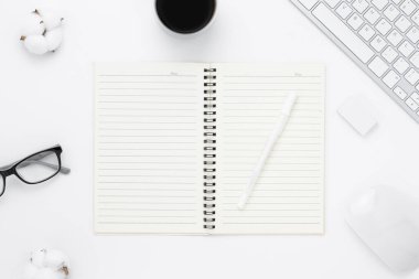 Minimal Office masa üstü görünümü, açık defter boş sayfaları, klavye bilgisayarı, fare, fotokopi alanı olan beyaz bir masada kahve fincanı, beyaz iş yeri kompozisyonu, düz uzanmış