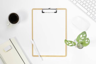 Ofis masası, ofis malzemesi ve kahve fincanı, beyaz masa üzerinde fotokopi alanı, beyaz iş yeri kompozisyonu, düz konum