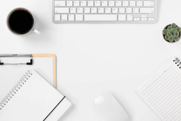 Ofis masası, ofis malzemesi ve kahve fincanı, beyaz masa üzerinde fotokopi alanı, beyaz iş yeri kompozisyonu, düz konum