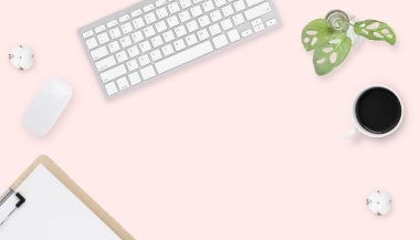 Ofis masasının minimumu masa üstü görünümü, ofis malzemeleri ve kahve fincanı fotokopi alanı olan pembe bir masanın üzerinde, pembe renkli iş yeri kompozisyonu, düz uzanmış