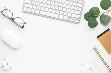 Ofis masası üst görünümü ofis malzemesi, kopyalama alanı olan beyaz masa, beyaz renk iş yeri kompozisyonu, düz uzanma