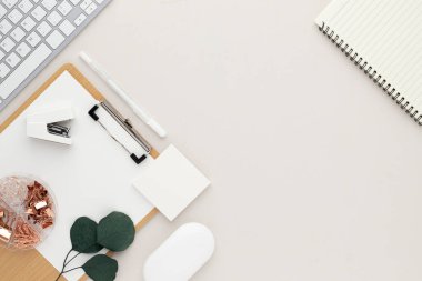 Ofis masası üst görünümü, ofis malzemesi, kopya alanı olan bej masa, bej rengi iş yeri kompozisyonu, düz yatak
