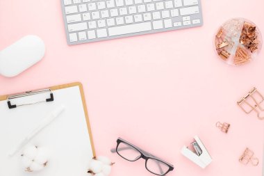 Ofis masası üst görünümü ofis malzemeleri, pembe masa fotokopi alanı, pembe renk iş yeri kompozisyonu, düz yatak
