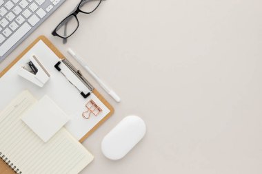Ofis masası üst görünümü, ofis malzemesi, kopya alanı olan bej masa, bej rengi iş yeri kompozisyonu, düz yatak