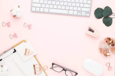 Ofis masası üst görünümü ofis malzemeleri, pembe masa fotokopi alanı, pembe renk iş yeri kompozisyonu, düz yatak