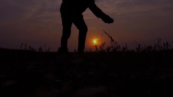 Indický Chlapec Obličejovou Maskou Při Západu Slunce Obrovským Vzrušením Fialové — Stock video