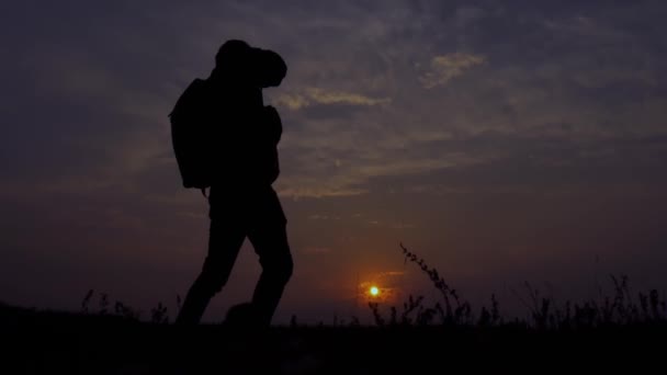 Niño Indio Bajando Con Una Bolsa Atardecer Con Una Postura — Vídeo de stock