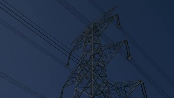 Azjatycka Wieża Elektryczna Zdjęciem Sieci Kablowej Wykonanym Podczas Jazdy Rowerze — Wideo stockowe