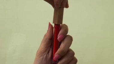 Asyalı bir kadın eliyle yapılmış tırnak boyası. Yüzü olmadan izole edilmiş..