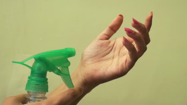 Une Dame Asiatique Désinfectant Main Couleur Verte Désinfectant Bouteille Spray — Video