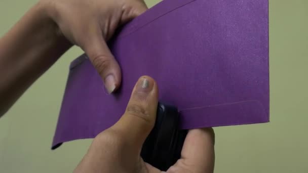 Ασιατική Γυναικεία Συρραφή Χέρι Μωβ Χαρτί Που Απομονώνονται Χρώμα Κρέμα — Αρχείο Βίντεο