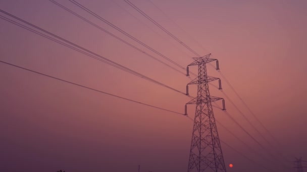 Mor Gökyüzü Arka Planında Gün Batımı Manzaralı Elektrik Kulesi — Stok video