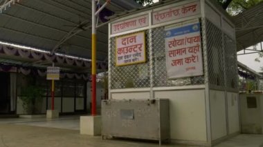 Maihar İlçesi, Madhya Pradesh, INDIA - 12 Aralık 2020: Hindu dini tapınaklarına bağış bölümü.