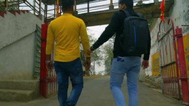 Maihar Bölgesi, Madhya Pradesh, INDIA - 12 Aralık 2020: Tepedeki istasyon etrafında Tapınak caddesine çıkan Asyalı erkek turist.