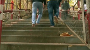 Maihar Bölgesi, Madhya Pradesh, INDIA - 12 Aralık 2020: Hindu dini tapınağında üst kata birlikte çıkan iki çocuk.